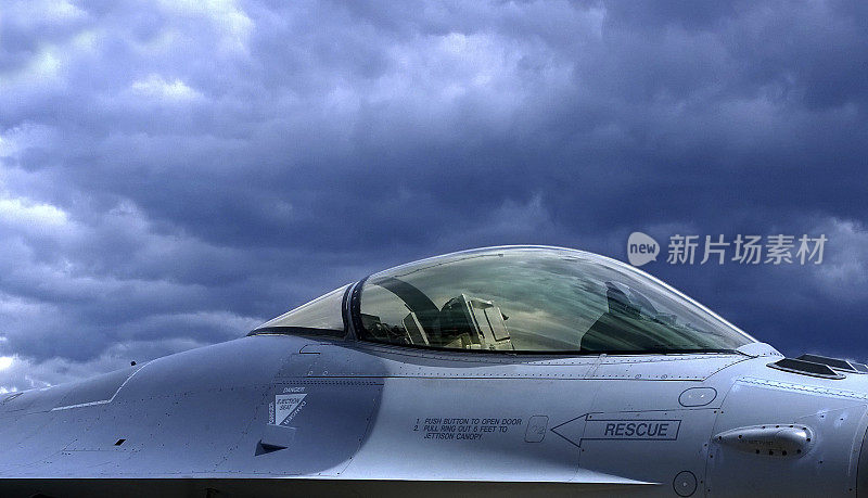 有云的f -16猎鹰战斗机